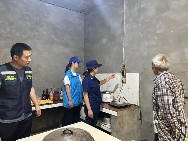查电线、验燃气、练灭火！遂宁这场社区安全课全是干货(图2)