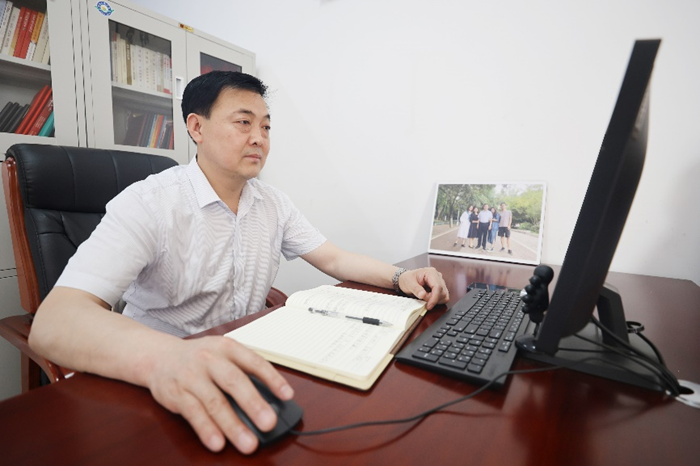 title谁是最可爱的人——记淮北矿业集团“劳动模范”许疃矿综采一区区长张标(图1)