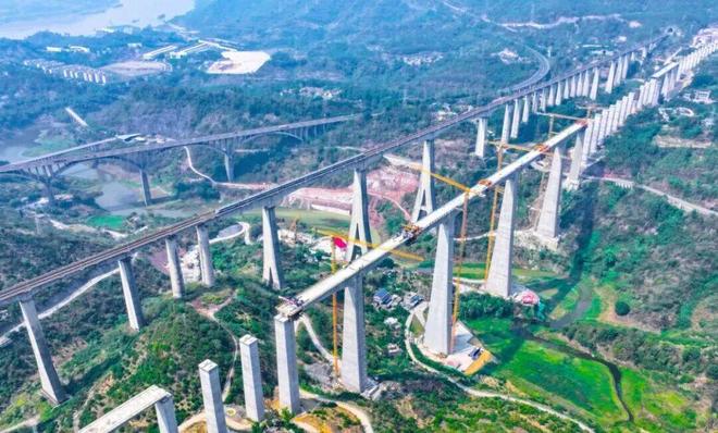 渝万高铁1505米“第一高墩”成功合龙(图4)