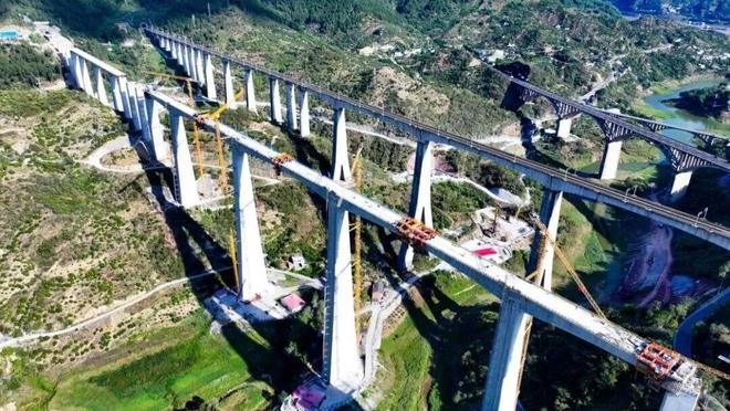 渝万高铁1505米“第一高墩”成功合龙