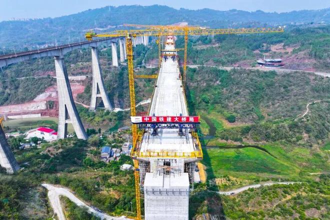 渝万高铁1505米“第一高墩”成功合龙(图3)