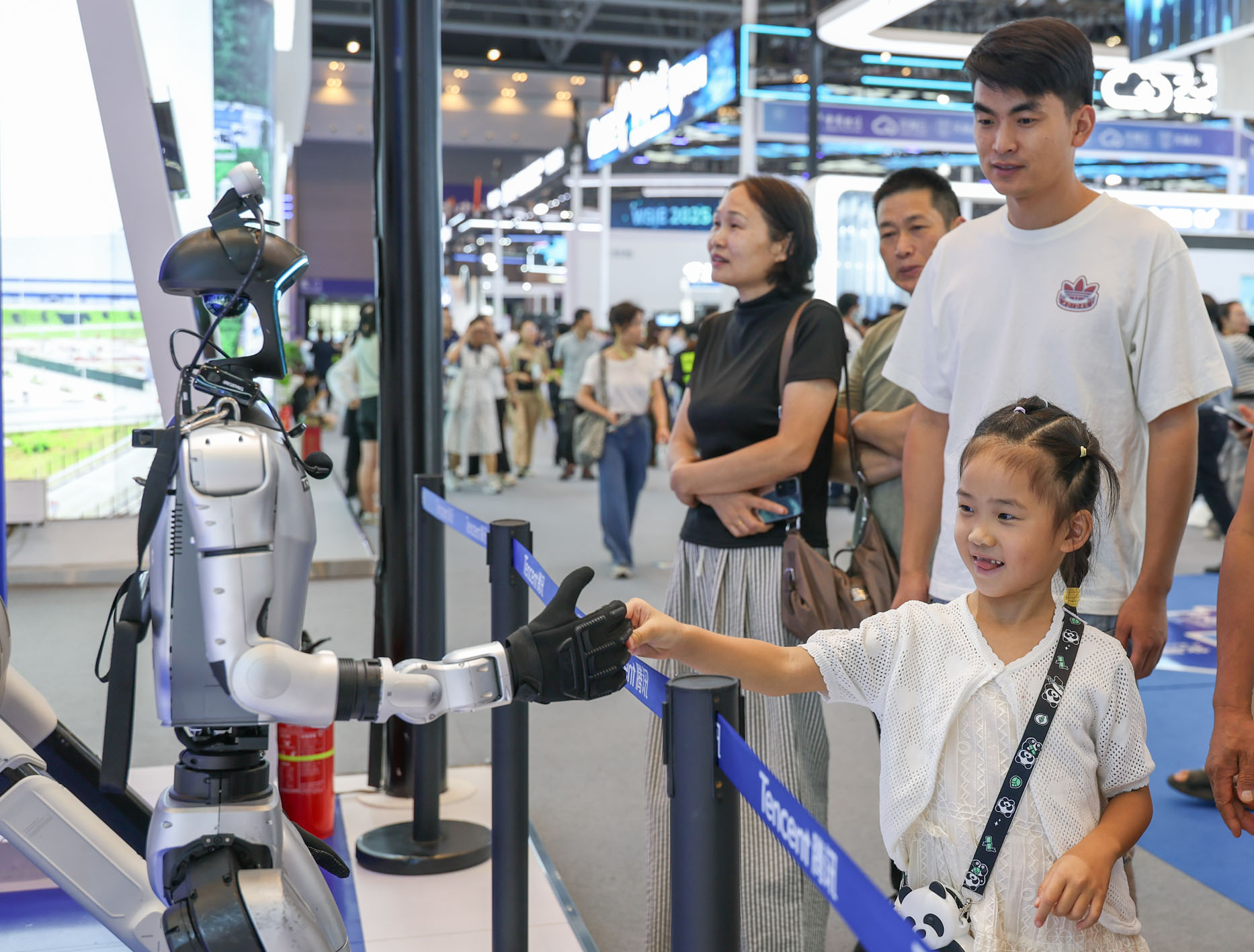 机器人行业加快迭代万亿市场新赛道开启