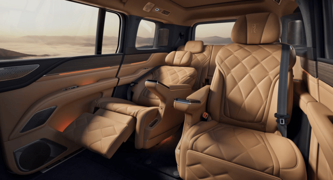 两步跨越叩开超豪华大门仰望U8L再次捅破国产顶流“天花板”(图2)