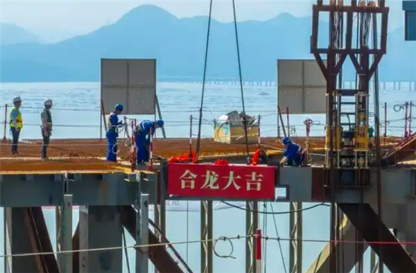 120米高空对接！深圳大湾区6000吨“巨龙”现毫米级合体(图2)