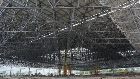 一座厂房屋盖竟重达1150辆轿车怎么装?