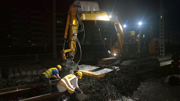 玉林工务段夜战大修施工集中更换轨枕作业