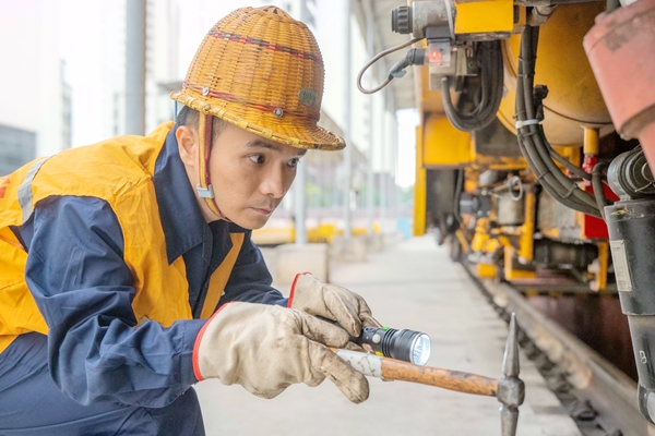 实干笃行勇攀高峰