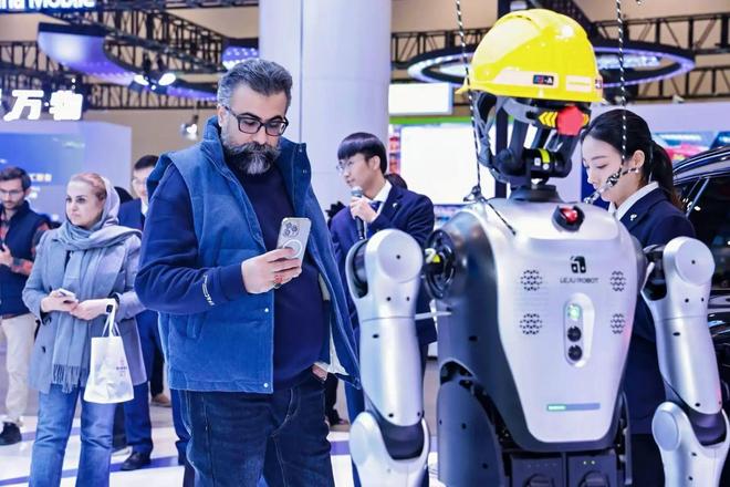 武汉人形机器人组团亮绝活(图3)