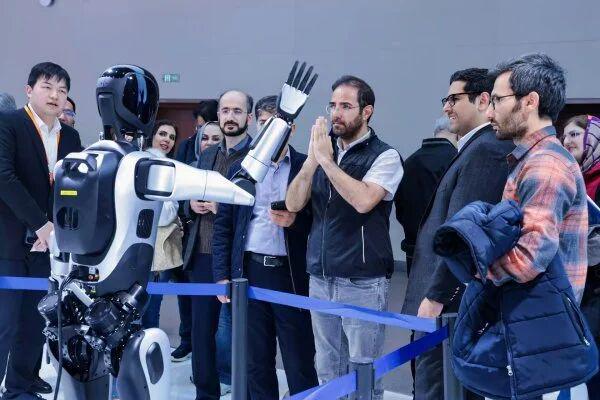 武汉人形机器人组团亮绝活(图2)