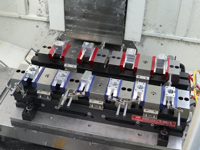 突破效率瓶颈：仰望精工6工位液压虎钳一台机直接出成品(图2)