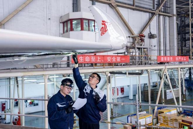 半两财经｜国航“飞机体检师”：春运40天我为飞机保驾护航(图3)