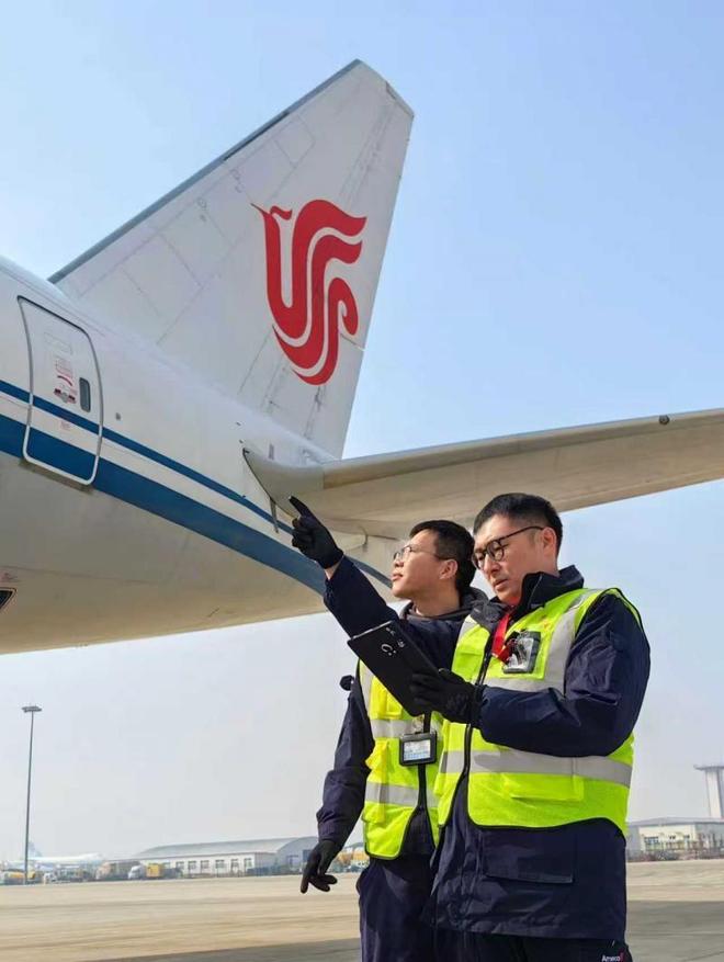 半两财经｜国航“飞机体检师”：春运40天我为飞机保驾护航(图8)