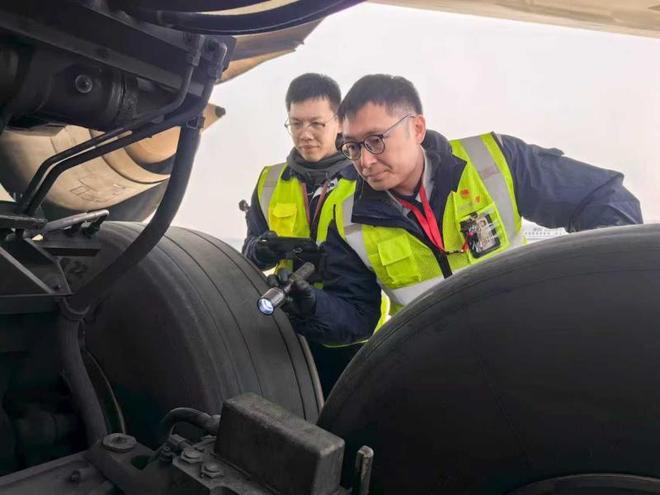 半两财经｜国航“飞机体检师”：春运40天我为飞机保驾护航(图6)