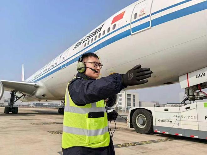 半两财经｜国航“飞机体检师”：春运40天我为飞机保驾护航(图10)