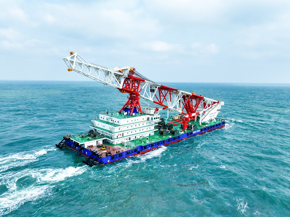 全球最大打桩船“铁建大桥桩1”号正式下线(图1)