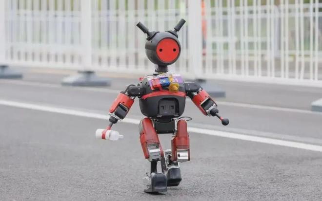 机器人半马赛场整活不断！想搭上产业快车高考这些专业定要盯紧(图2)