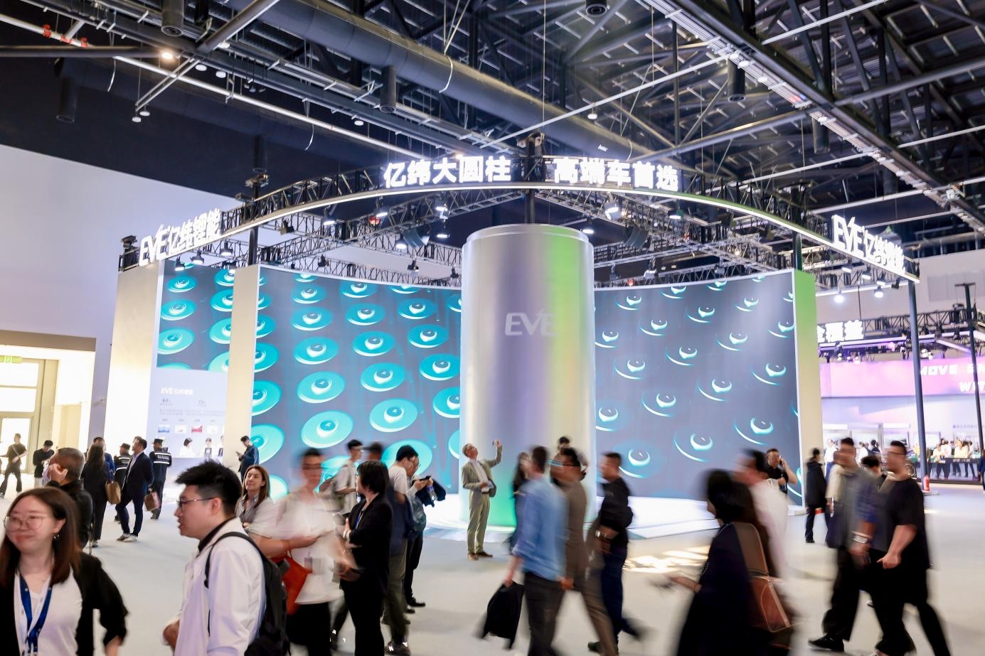 亿纬锂能亮相2026北京车展全面展示46系大圆柱电池及系统解决方案(图1)